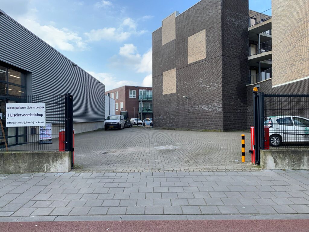 Verbeterde bereikbaarheid bij Huisdiervoordeelshop Enschede met verbrede oprit